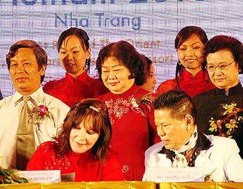 The CEO of RAAS, Hoang Kieu (R, sitting), signs an agreement to hold the Miss World 2010 pageant in Khanh Hoa Province in 2008. RASS recently announced it would no longer sponsor the event, leaving provincial leaders in a quandary. (Photo: VnExpress) The CEO of RAAS, Hoang Kieu (R, sitting), signs an agreement to hold the Miss World 2010 pageant in Khanh Hoa Province in 2008. RASS recently announced it would no longer sponsor the event, leaving provincial leaders in a quandary. (Photo: VnExpress)